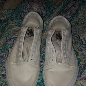 MEN’S SIZE 11 WHITE OLD SKOOLS